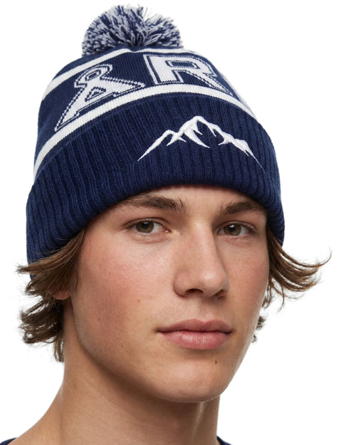 Marinblå Åre Mössa med Tofs Modellbild