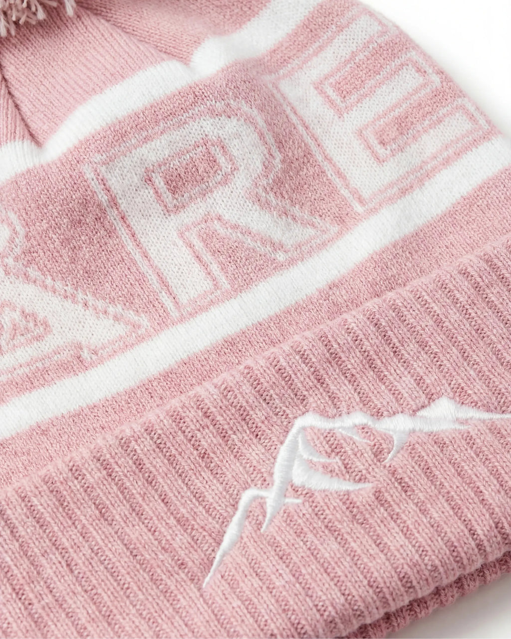 Rosa Åre Mössa med Tofs Närbild på logotyp